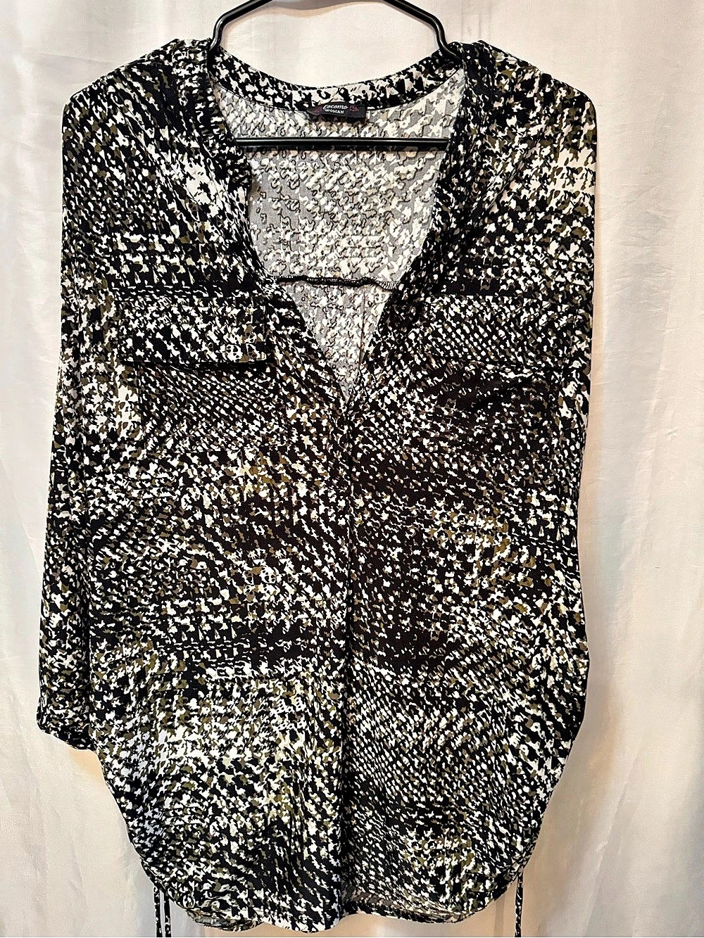 Cozomo Woman 1X Abstract Print Ruched Roll Tab Sleeve Blouse